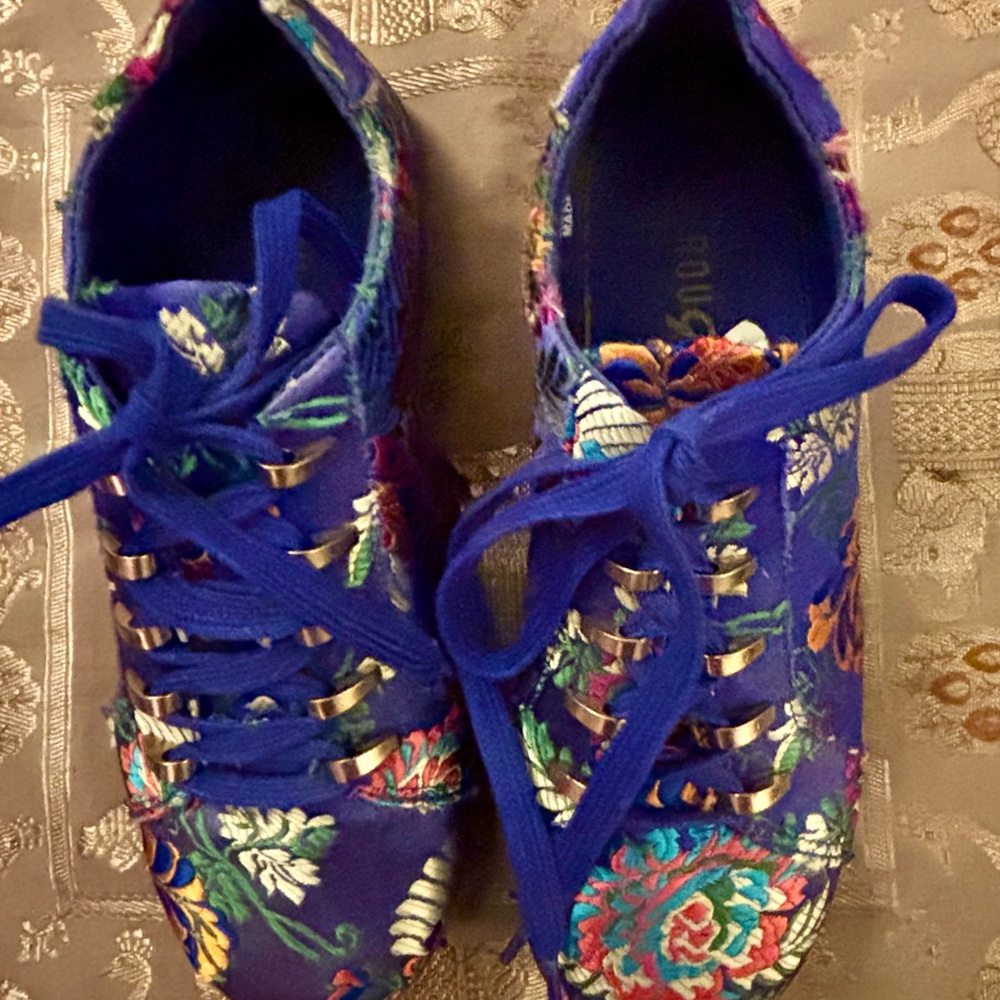 Rouge Helium Blue Floral Sneakers, 8.5